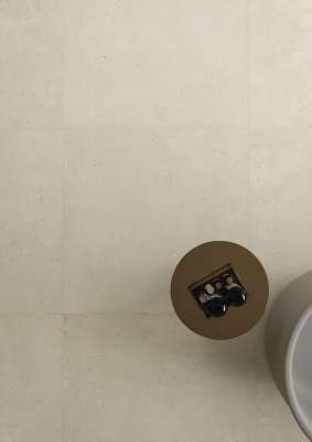 Elegante, großformatige Feinsteinzeugfliesen in hellem Beige für stilvolle Räume.