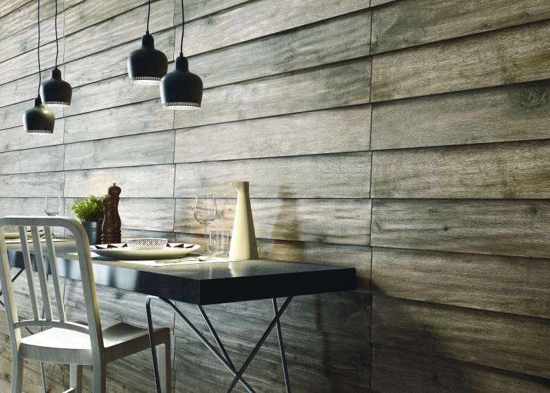 Graue Wandfliesen in Holzoptik für modernen Essbereich.