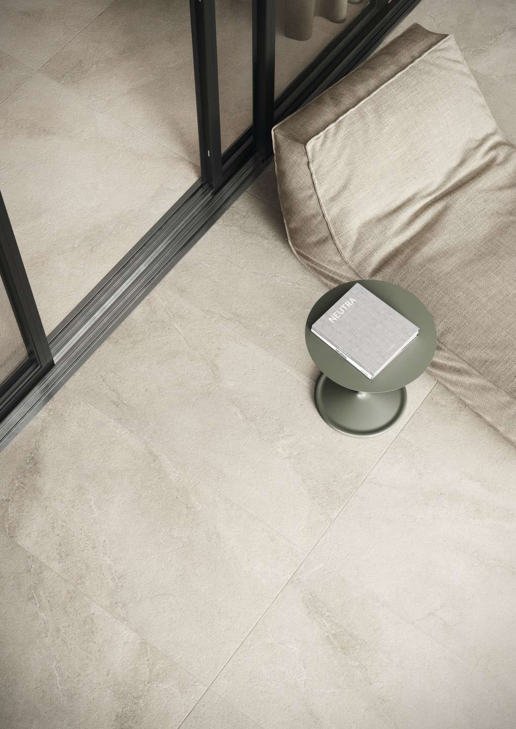 Helle Indoor-Fliesen in Natursteinoptik für modernes Wohnen.