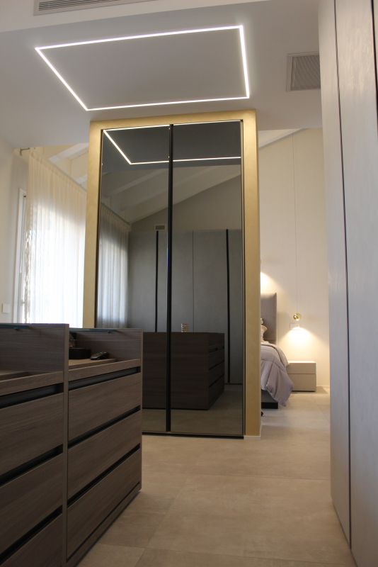 Helle, großformatige Bodenfliesen schaffen eine elegante Atmosphäre in diesem modernen Ankleidezimmer.