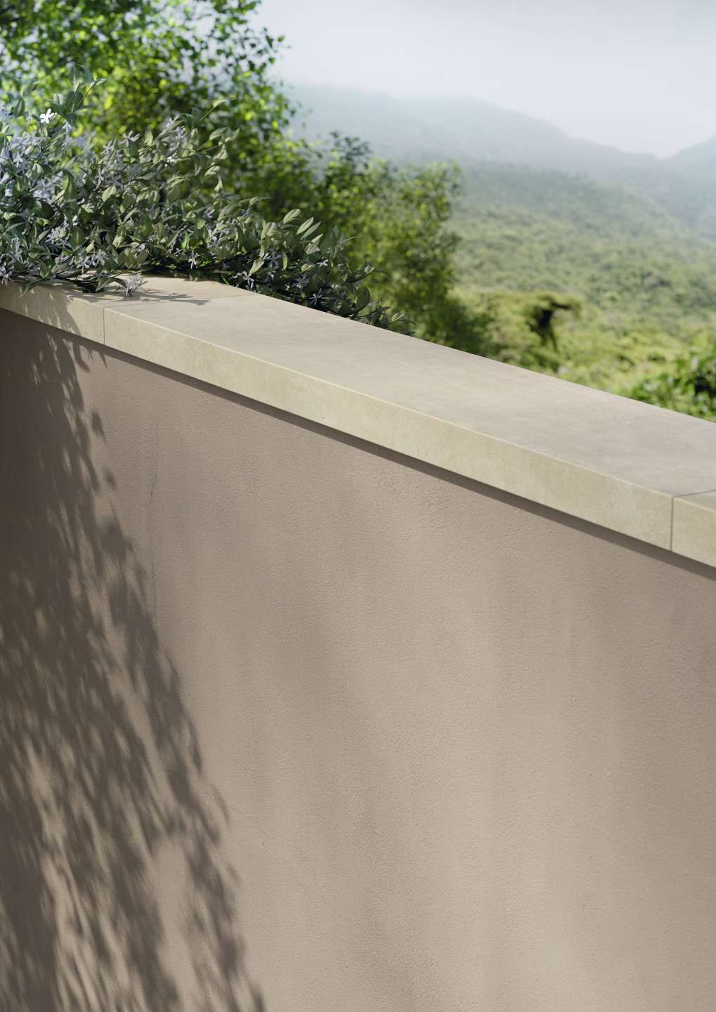 Mauerabdeckung aus beigefarbenen Outdoor-Fliesen mit Blick auf grüne Hügel.