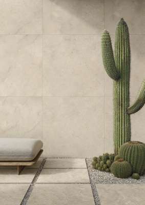 Großformatige beigefarbene Outdoor-Fliesen an Wand und Boden in moderner Terrassengestaltung.