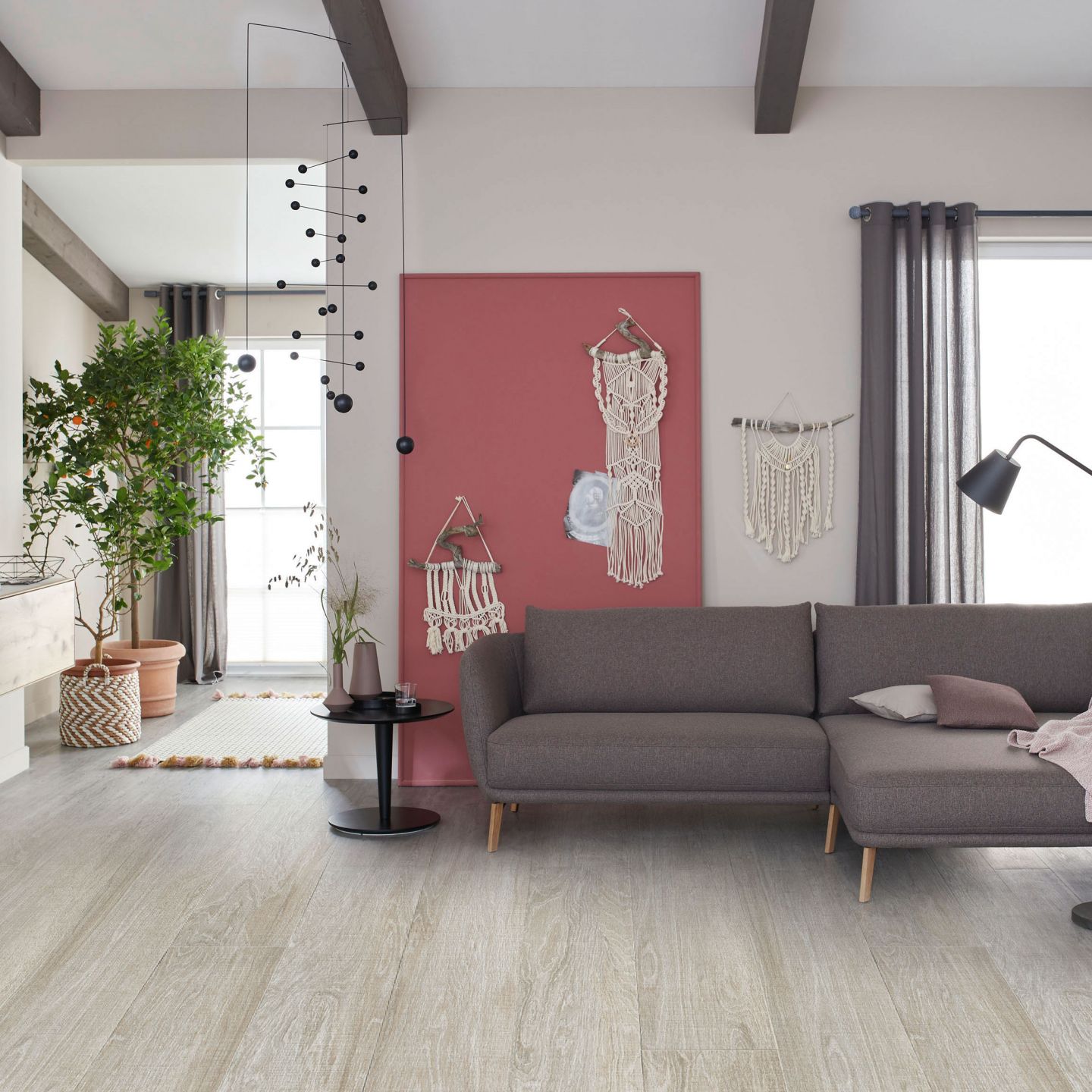 Helle Holzoptik-Fliesen im modernen Wohnzimmer.