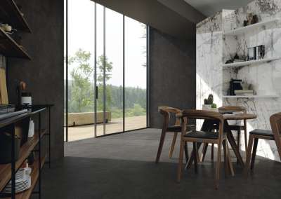 Hochwertige dunkle Bodenfliesen und helle Marmoroptik-Wandfliesen im modernen Interieur.