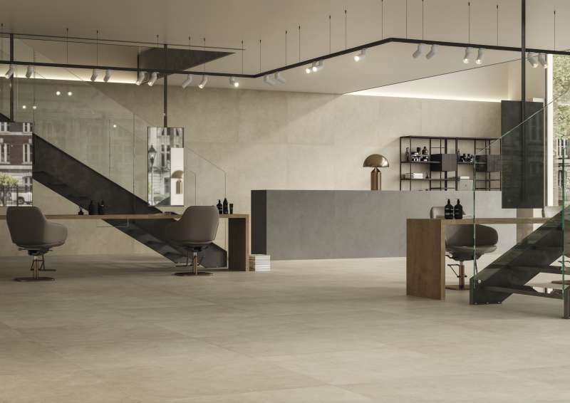 Hochwertige, helle Großformatfliesen in einem modernen, eleganten Innenbereich.