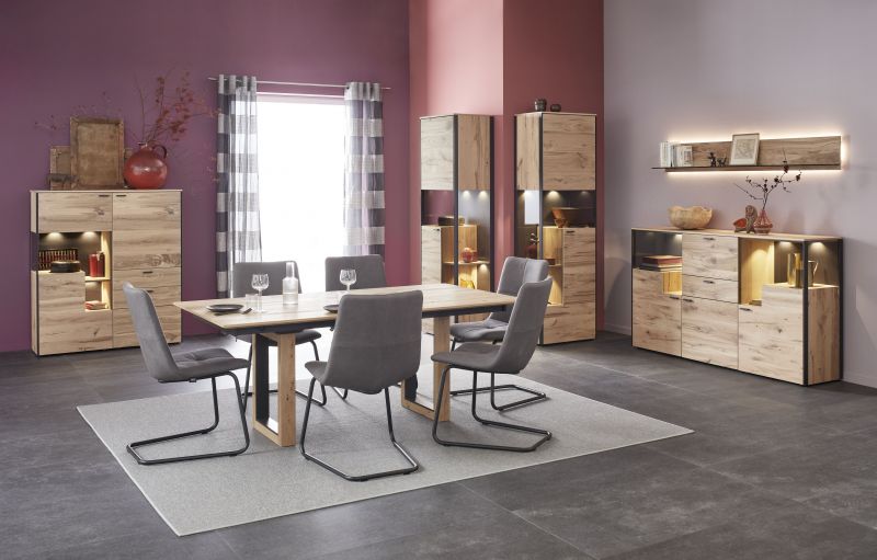 Heller Raum mit großformatigen Fliesenmustern der Marken Porcelaingres und Schöner Wohnen.