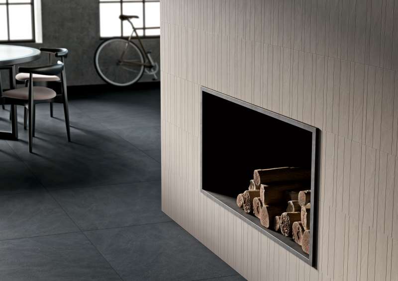 Moderne dunkelgraue Indoor-Fliesen im Wohnraum mit Kamin.