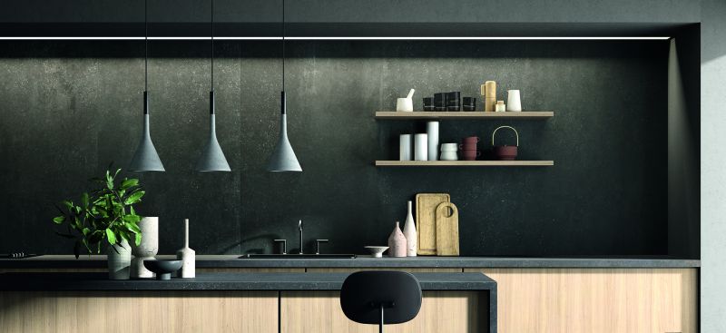 Moderne Küche mit hochwertigen dunkelgrauen Wandfliesen als Spritzschutz.