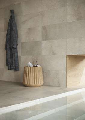 Helle, großformatige Fliesen in Natursteinoptik an Wand und Boden eines modernen Bades mit Holzakzenten.