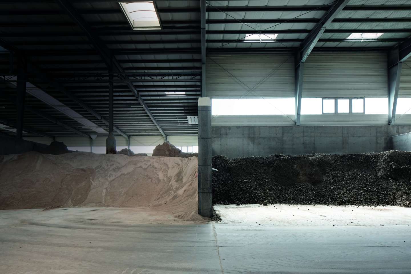 Rohstoffe für die Fliesenherstellung in einer Produktionshalle.