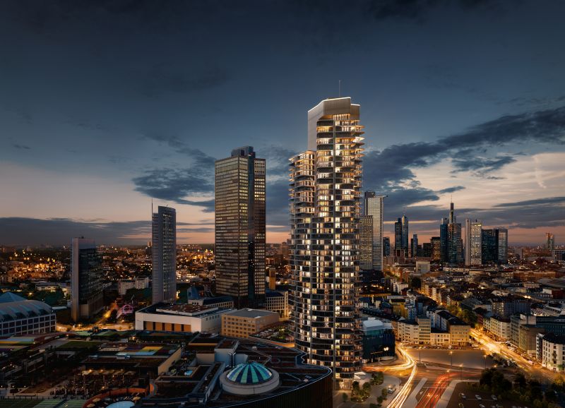 Moderne Stadt-Skyline bei Dämmerung mit beleuchtetem Wohnhochhaus.