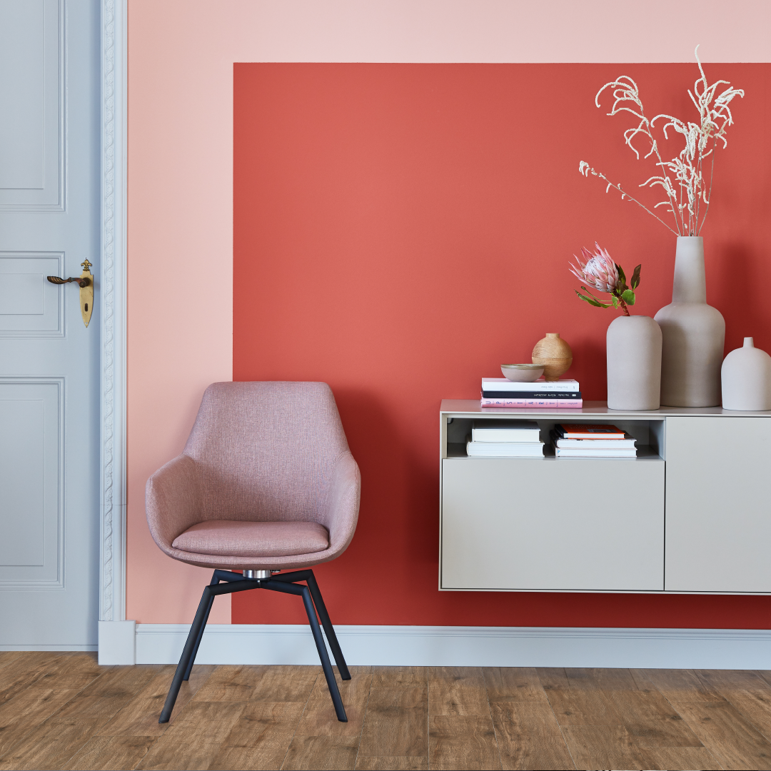 Warme Holzoptikfliesen in einem stilvollen Raum.