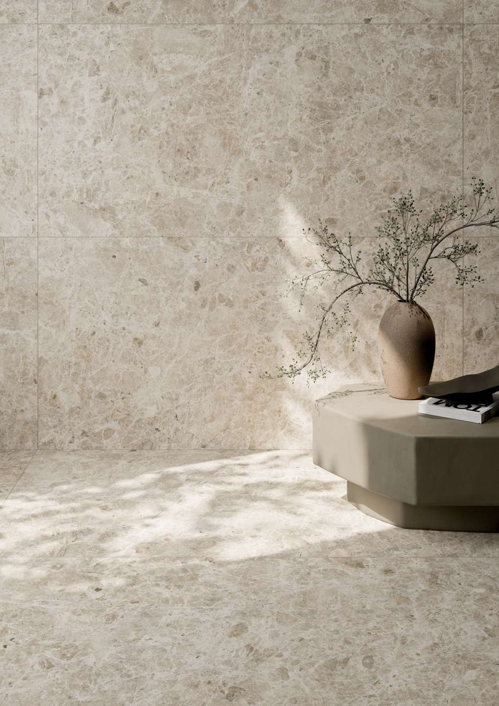 Elegante, helle Fliesen in Natursteinoptik an Boden und Wand.