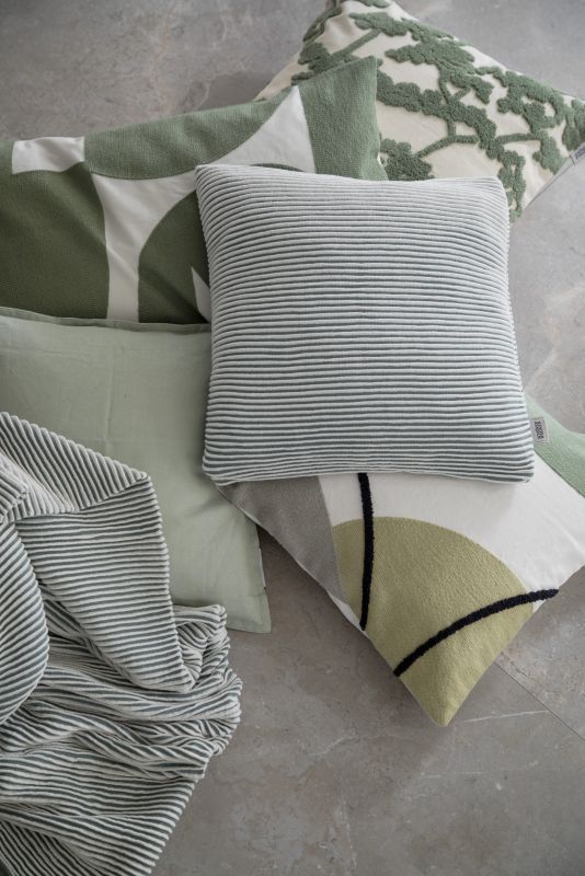 Hochwertige graue Fliese mit dezenter Struktur.