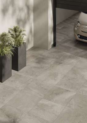 Helle, robuste Outdoor-Fliesen in Betonoptik für Einfahrt und Terrasse.