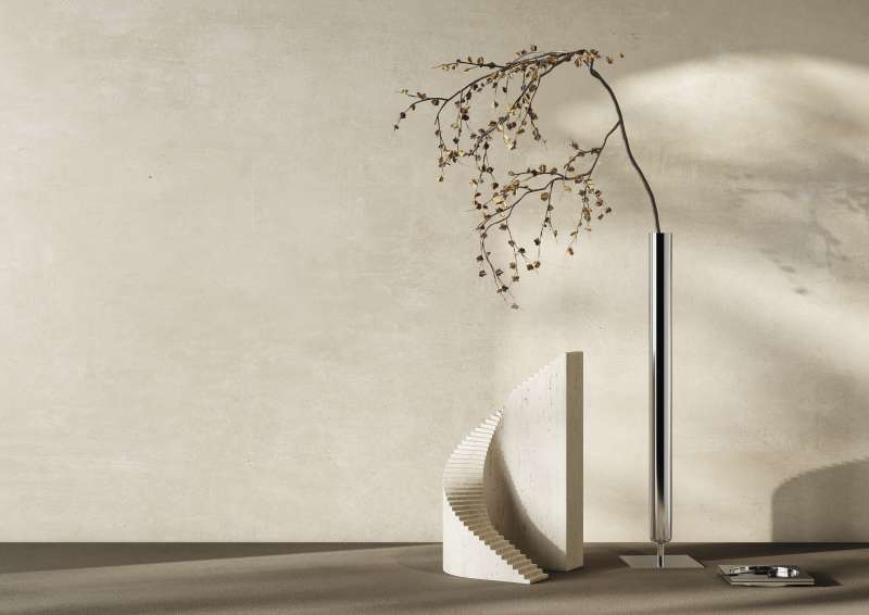 Helle Wandfliesen und dunkle Bodenfliesen schaffen ein modernes, elegantes Ambiente.