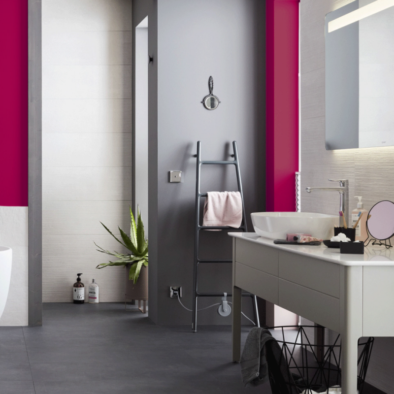 Modernes Bad mit dunklen Bodenfliesen und hellen strukturierten Wandfliesen.