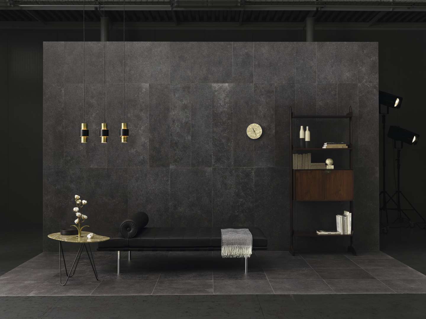 Dunkle, großformatige Fliesen für Wand und Boden in einem eleganten, modernen Ambiente.