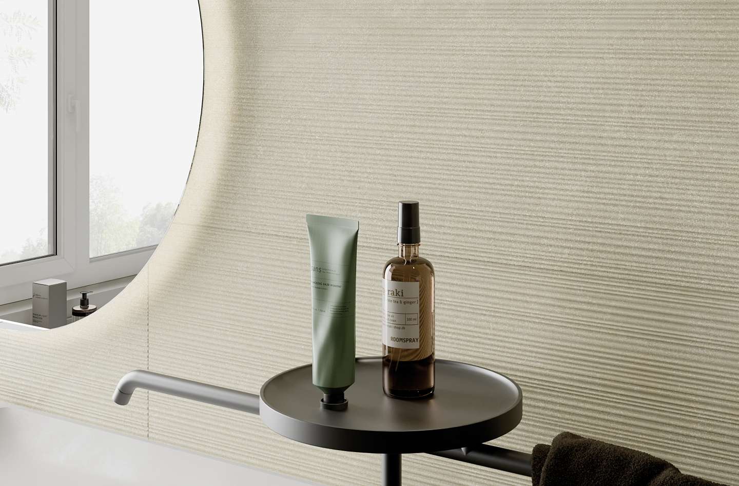 Helle Wandfliesen mit feiner horizontaler Rillenstruktur im Badezimmer.