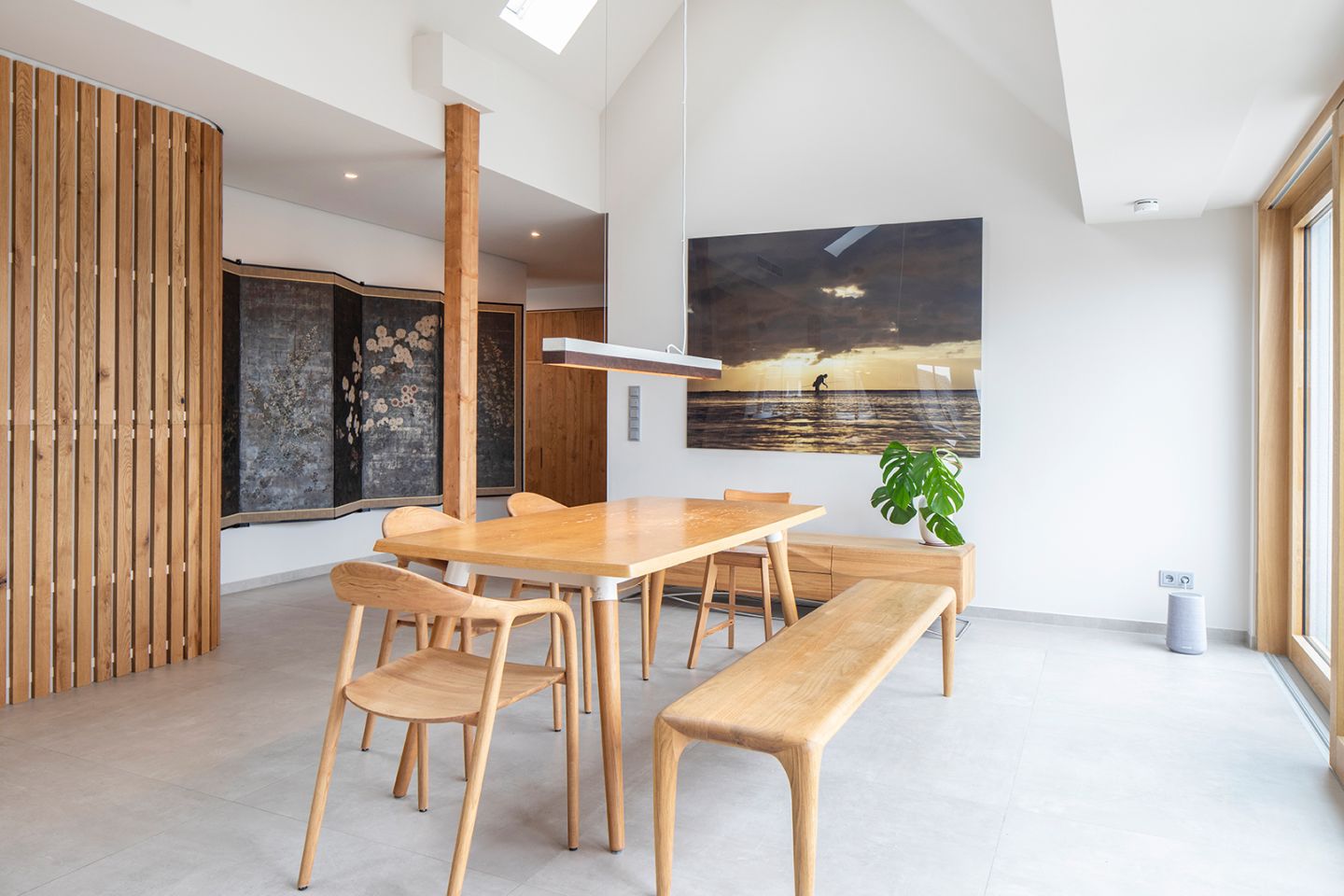 Heller, moderner Wohnraum mit hochwertigen Bodenfliesen.