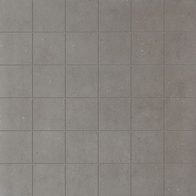 Graue, unscharfe Fliesenoberfläche.