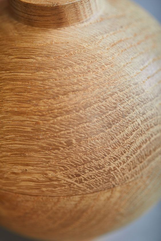 Warme, beigefarbene Fliese mit feiner Oberflächenstruktur.