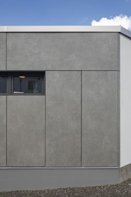 Graue Outdoor-Fliesen als moderne Fassadenverkleidung.