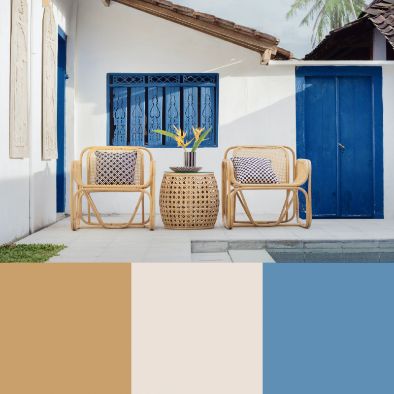 Farbpalette für Outdoor-Fliesen: Blau, Beige, Creme vor mediterraner Terrasse.