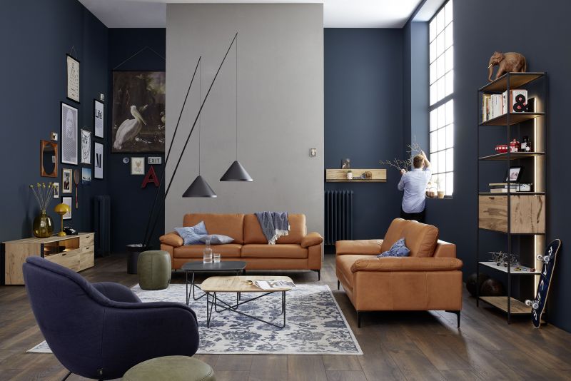 Stilvolles Wohnzimmer mit dunklen Porcelaingres Fliesen.