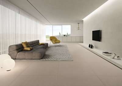 Helle, großformatige Porcelaingres Fliesen im modernen Wohnzimmer.