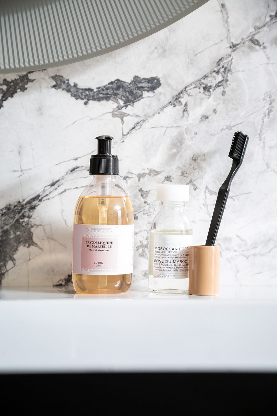 Hochwertige Marmoroptik-Fliese als Wandverkleidung im Badezimmer.