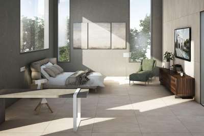 Helle, großformatige Bodenfliesen schaffen eine moderne und helle Atmosphäre im Schlafzimmer.