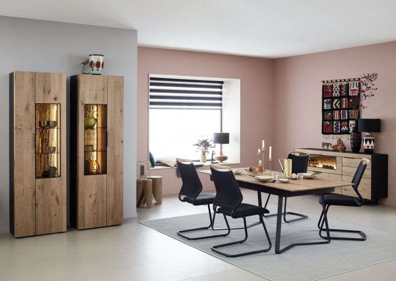 Elegantes Esszimmer mit hellgrauem Fliesenboden, rosa Wand und Holzelementen.