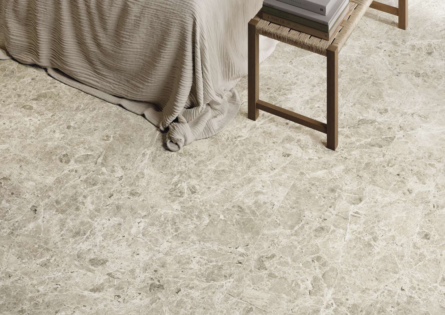 Helle Fliesen in Marmoroptik für stilvolle Innenräume.