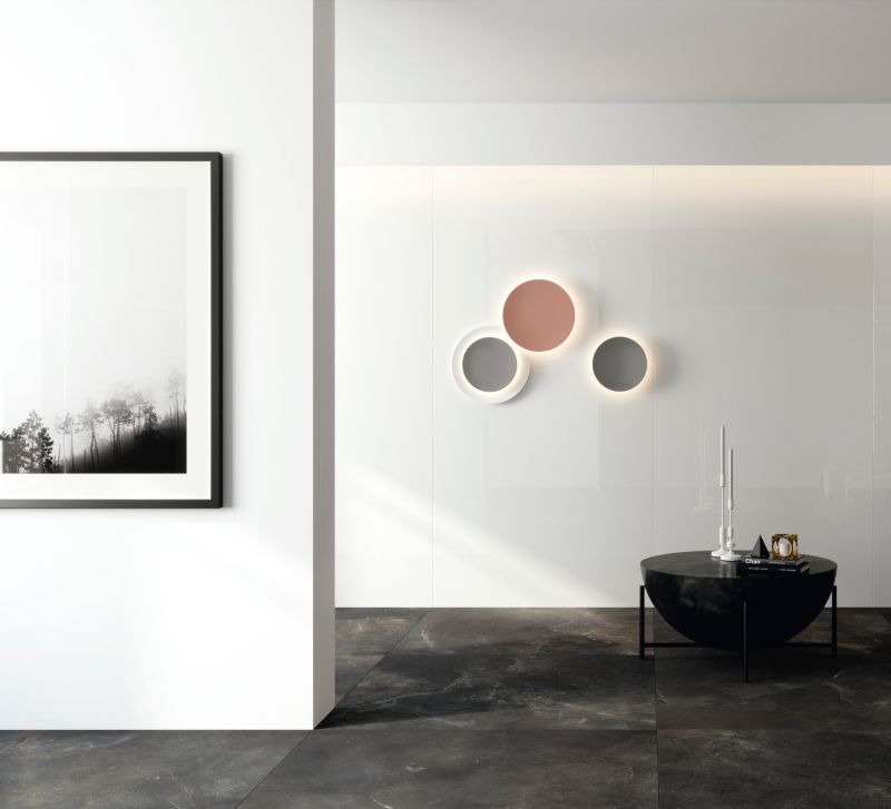 Hochwertige dunkle Bodenfliesen und glänzende weiße Wandfliesen in modernem Wohnambiente.