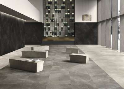 Moderner Empfangsbereich mit eleganten grauen Porcelaingres Bodenfliesen.