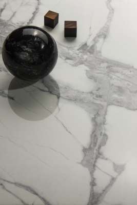 Edle weiße Fliese mit markanter grauer Marmorierung.