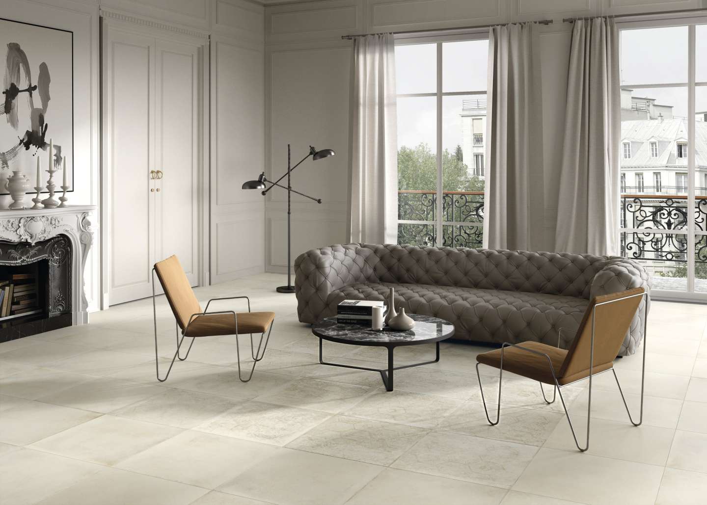 Helle, großformatige Fliesen im eleganten Wohnzimmer mit stilvollem Sofa und Kamin.