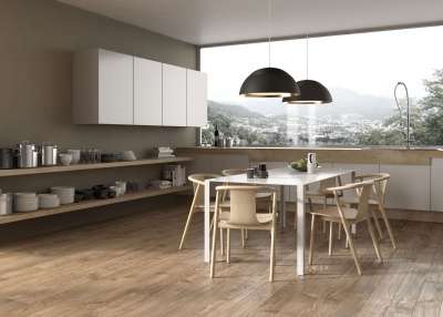 Moderner Wohnbereich mit hochwertigen Holzoptikfliesen und Esstisch.