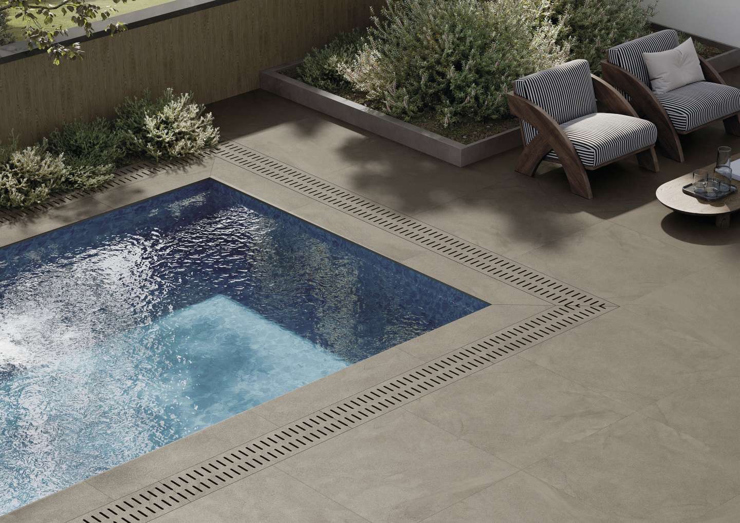 Großformatige Outdoor-Fliesen um Pool und Terrasse, ideal für luxuriöse Außenbereiche.