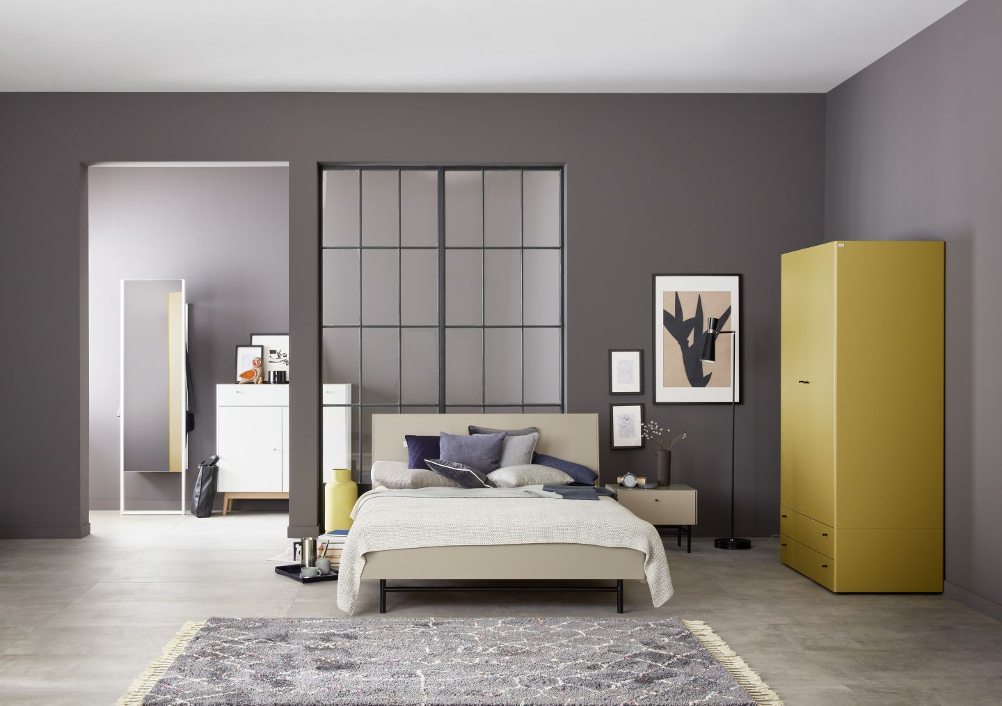 Modernes Schlafzimmer mit grauem Fliesenboden in Betonoptik.