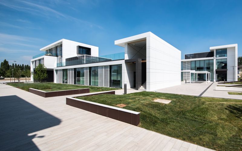 Hochwertige Outdoor-Fliesen im modernen Außenbereich einer Gebäudekomplexes.