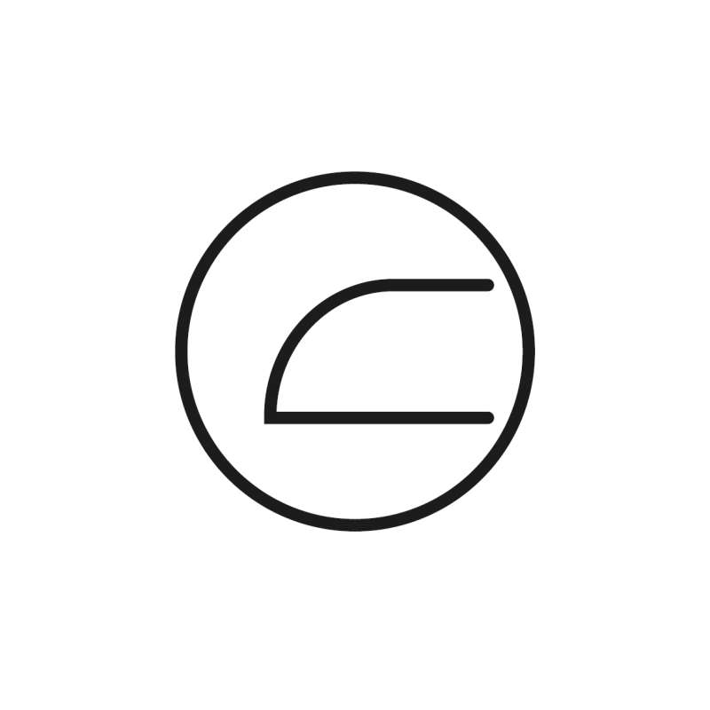 Bügeleisen-Symbol in einem Kreis, möglicherweise für glatte oder pflegeleichte Fliesen.