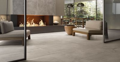 Heller Fliesenboden in einem modernen Wohnraum.