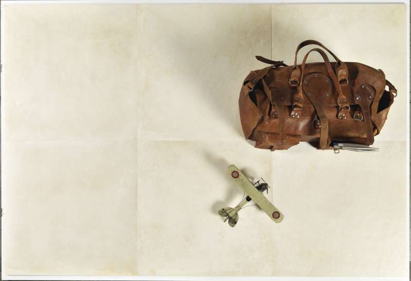 Reisetasche und Flugzeugmodell – Inspiration für neue Wohnideen.