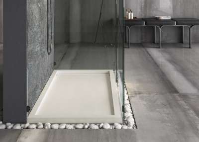 Elegantes Badezimmer mit großformatigen grauen Fliesen und minimalistischer Dusche.