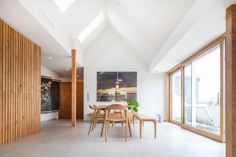 Großformatige, hellgraue Fliesen in einem lichtdurchfluteten Raum.