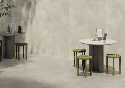 Porcelaingres Fliesen in heller Betonoptik für Boden und Wand im Innen- und Außenbereich.