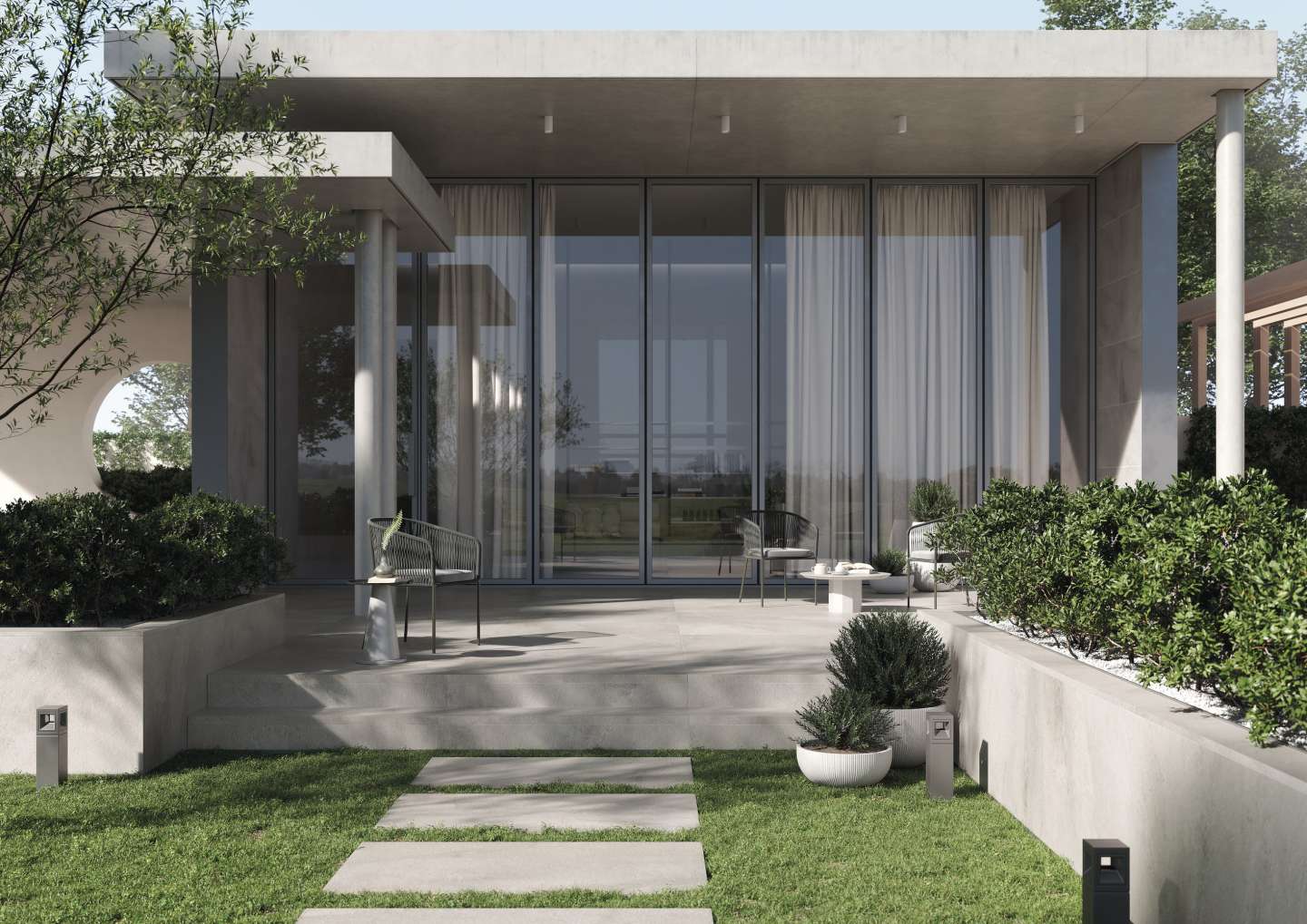 Moderne Terrasse mit großformatigen Outdoor-Fliesen und Trittplatten im Garten.