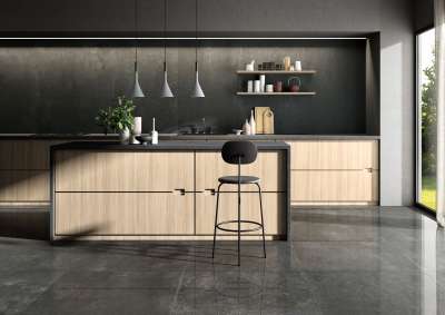 Moderne Küche mit dunklen Bodenfliesen und heller Holzfront.